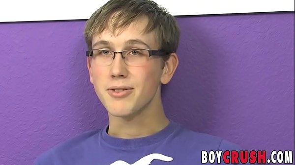 Play MP4 - Nerdy homo is happy to relax and stroke his mighty dick