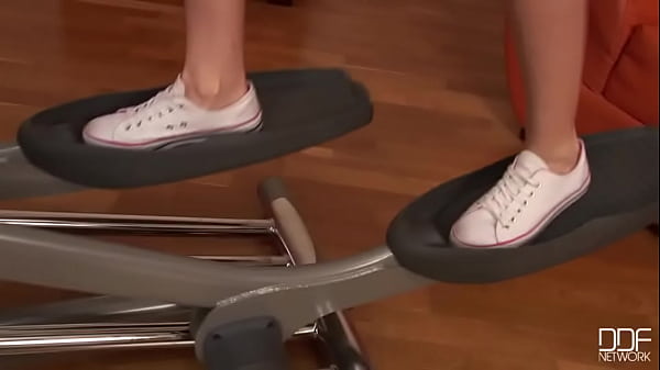 Nonton Busty Slim Brunette Poses For You! thumbnail