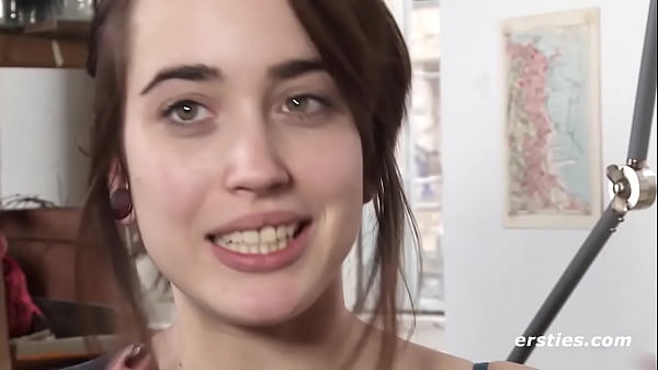 Play MP4 - Ersties&colon; Diese 22-J&auml;hrige macht es ihr am liebsten mit blo&szlig;en Fingern