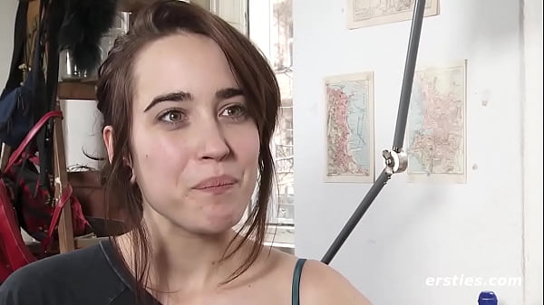 Ersties Diese 22 Jährige macht es_ihr am liebsten_mit bloßen Fingern