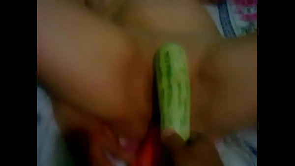 Fudendo esposa com legumes 