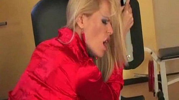 Mature bitch office slut to eat her pussy 