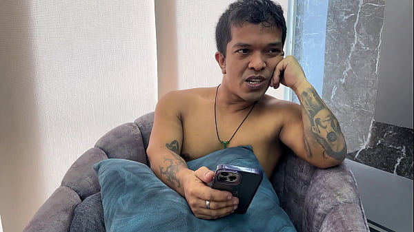 Nonton Hermanastra Me Encuentra Escondido En Su Closet Mientras Me Masturbo Vi&eacute;ndola Desnuda Y Se Pone Muy Cachonda Y Me Termina Follando Muy Rico. thumbnail