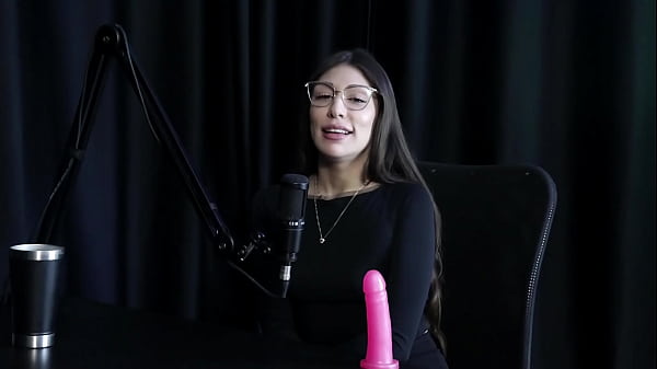 Gostosa mostra como se faz um bom boquete, beija a loira e mostra os lindos peitos - Melina Khalifa (WATCH ON: SHEER/RED) 