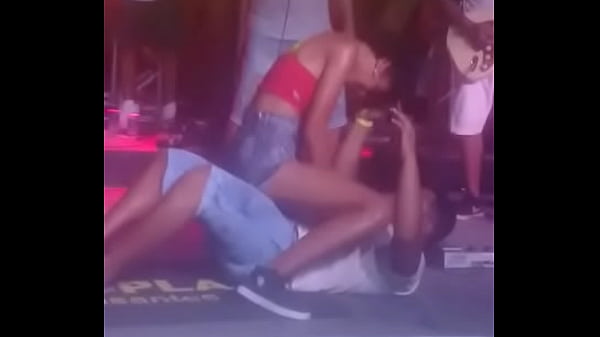 Novinha sentando e kikando no show de NewoPlay video thumbnail