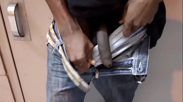 Young thug flashing outdoor 3