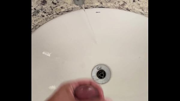 Lavando Minha Piroca Na Pia Do Banheiro !! thumbnail