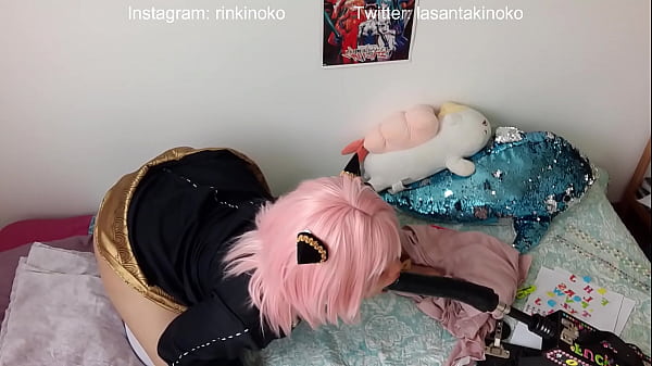Play MP4 - Girl in Anya Forger cosplay playing with a fuck machine