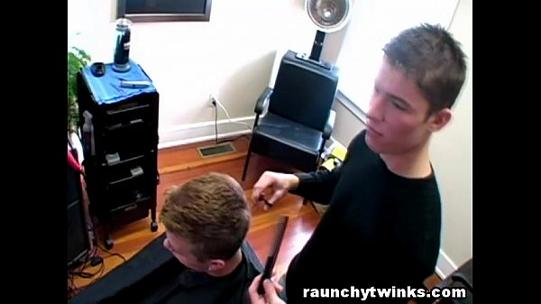 Play MP4 - Horny Gay Blows His Cute Hairdresser At The Salon