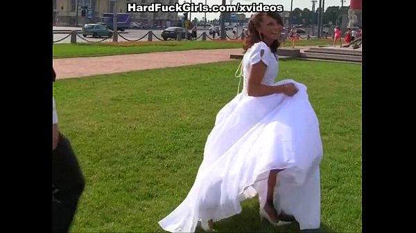 Play MP4 - Bride sharing with best friends