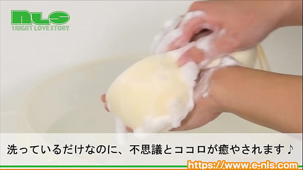 小振りながらしっかりおっぱいしています。モミモミしながら楽しいバスタイム 