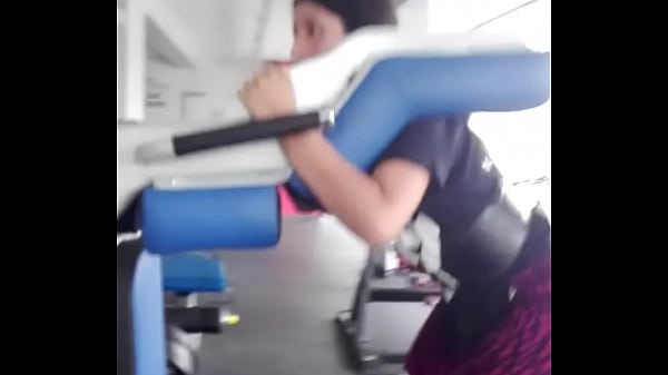 En el GYM ejercit&aacute;ndose el culito 
