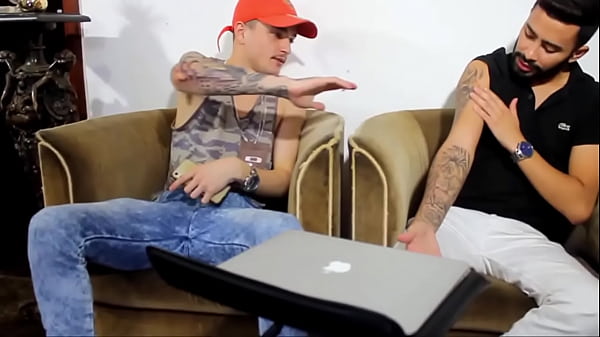 Play MP4 - NOVINHO CURIOSO SE FODEU