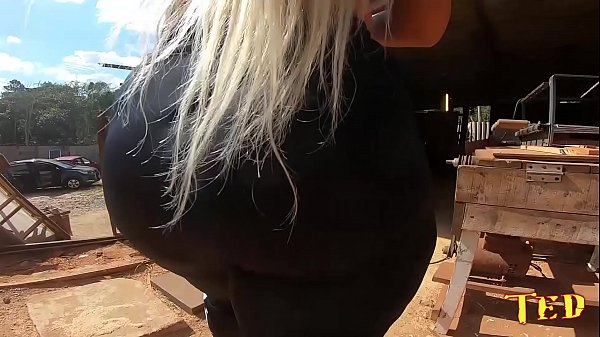 Play MP4 - Wanessa Boyer &eacute; pega de surpresa no banho dentro da marcenaria - Dogaloy