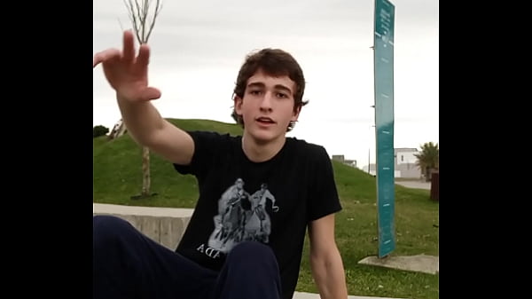 Loirinho safado caindo de bunda no skate