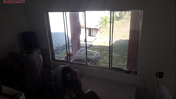 Corno com problema auditivo lava a lou&ccedil;a enquanto sua mulher faz sexo com neg&atilde;o escondido