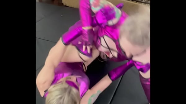Sindel v Sindel Mortal Kombat Hot Girl Tussle Lift &amp_ Carry