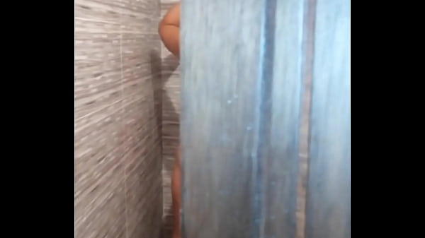 Nonton Mi Hermanastro Me Mira Mientras Me Ba&ntilde;o No Aguanto Y Le Pido Que Me Meta La Verga thumbnail