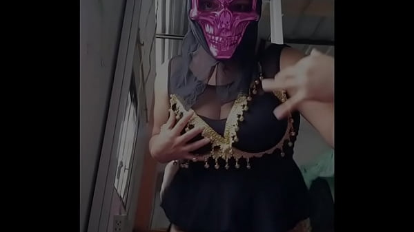 Ella es la zorra de la casa hermanastra me seduce con una mascara sexy y una danza arabe al estilo de tooples porno real casero de morena caliente