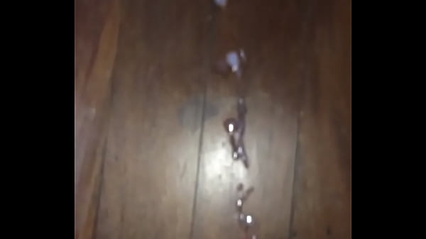 Play MP4 - Novinho gostoso gozando na mesa