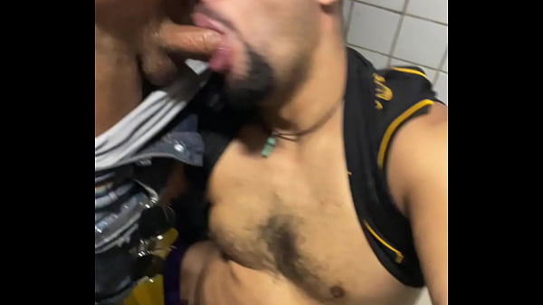 Gangue De Machos Em Um Sexo Gay No Banheiro P&uacute;blico, Mais De Dez Homens. thumbnail