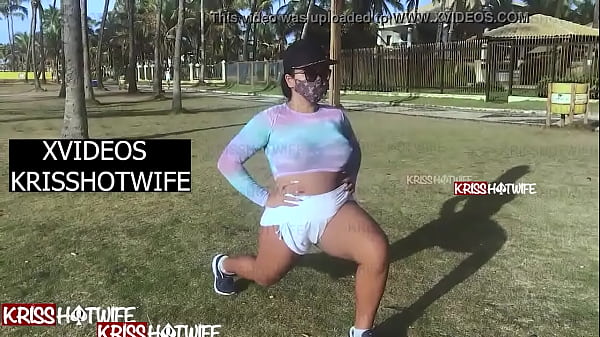 Kriss Hotwife Fazendo Caminhada Na Orla Da Praia_Com Blusinha Transparente