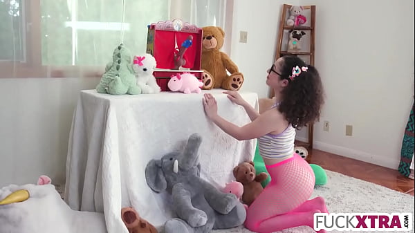 Play MP4 - Pigtail Cutie Pixie Smalls Fucks Puppet Master