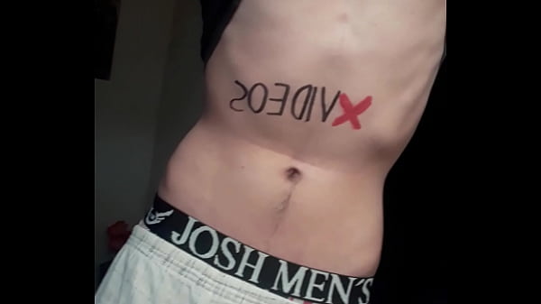 Chico ense&ntilde_a su torso