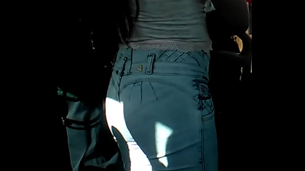 Xhiblola mostrando culo en el micro 