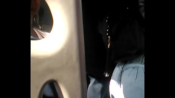 Xhiblola mostrando culo en el micro