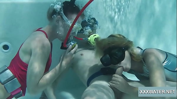 Play MP4 - Underwater blowjob goes two way