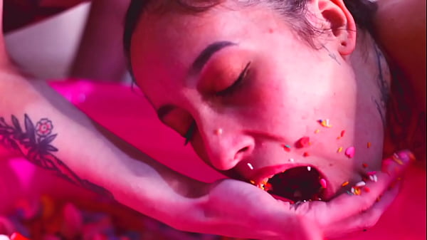 Nonton Making Her Feet Totally Messy thumbnail