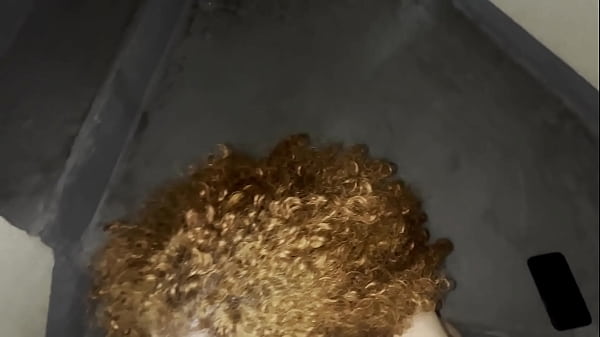 Vizinha ruiva casada disse para o marido que ia tomar um ar pelo condom&iacute;nio e foi pra escada sentar na rola grossa 