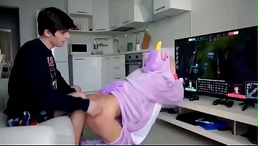 Я думал, что хорош в видеоиграх... но спустя три раунда я уже был голым. thumbnail
