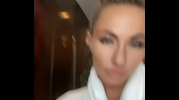 Nonton Best Way To Dress At Home thumbnail