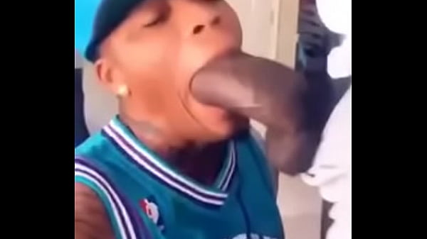 Hetero tatuado mamando una polla grande 