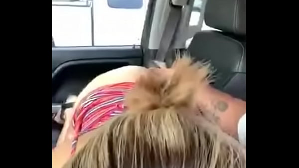 Rica mamada en elcoche mientras_nos miran Video_CompletoSINGAJEVI COM