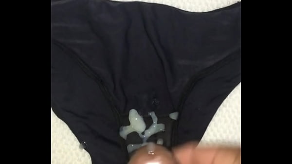 Cheirei e gozei na calcinha usada da minha cunhada