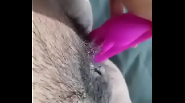 Se masturba con su rico vibrador y enseña su rico cliptoris