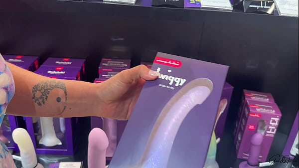 Une journ&eacute;e avec l&eacute;a pam j'essaye un gode ventouse 