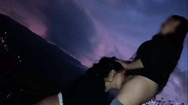 Salimos a caminar en halloween con mi amiga y me comi su rico culo al aire libre