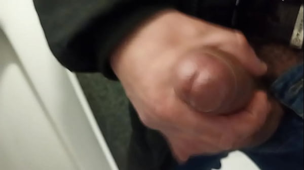 Play MP4 - Me masturbo en ba&ntilde;o publico