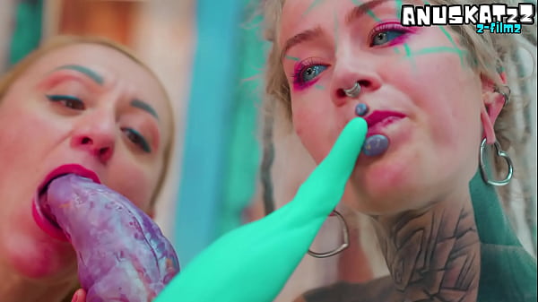 Play MP4 - Intense toy play between two girls