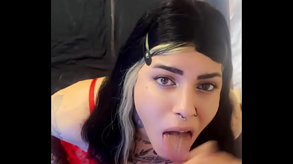 Rainha Do Boquete Faz Garganta Profunda E Recebe Leite Na Boca thumbnail