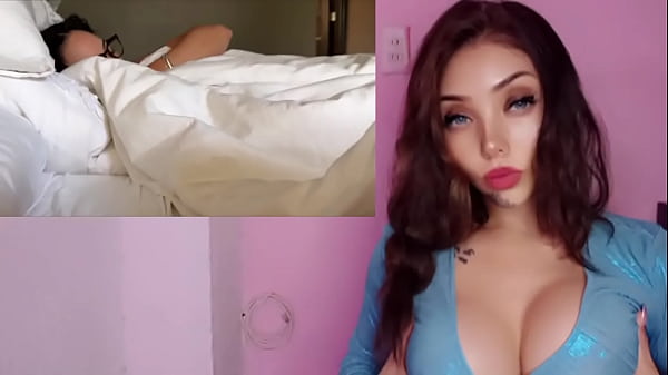 Se acuesta con su hermanastra tetona con lentes y terminan montandose 