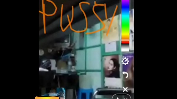 hago videollamada con mi tia cuando_ella esta en_la farmacia