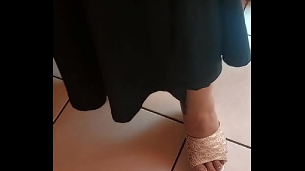 Mimujer cada vez_es mas puta y caliente ahora mostrando sus enormes tetasen bra_de tirasy blusade red