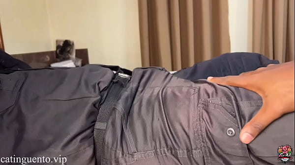 Dando o rabo pro policial casado 