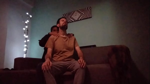 Masajes Y Un Buen Oral En El Sof&aacute; A Este Tipo Caliente. thumbnail