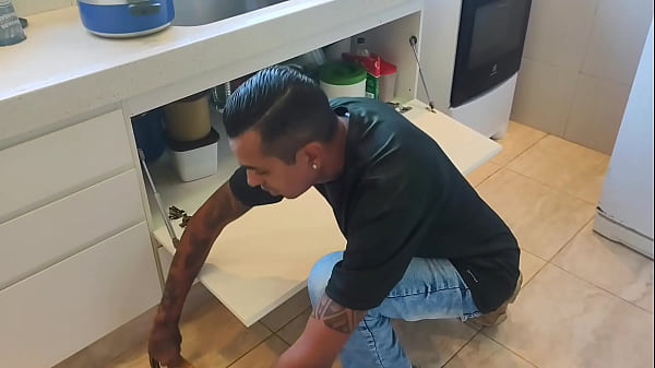 Play MP4 - Esposa gr&aacute;vida traiu o marido com o encanador e deixou gozar dentro&period;&lpar;completo no red&rpar;&period;